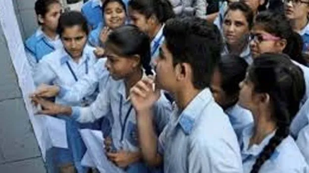 CBSE exam: సీబీఎస్‌ఈ 10, 12 తరగతుల పరీక్ష తేదీ మార్పు