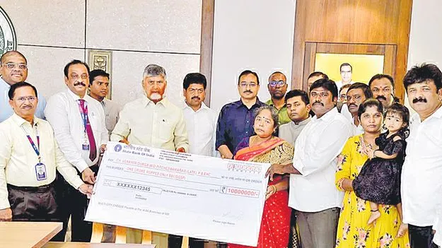 Insurance compensation: హెడ్‌కానిస్టేబుల్‌ కుటుంబానికి కోటి పరిహారం