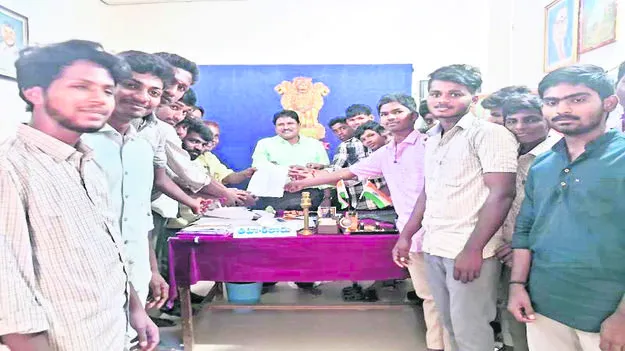 కళాశాల వేళకు బస్సులు నడపండి