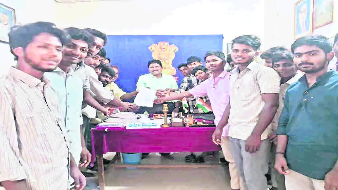 కళాశాల వేళకు బస్సులు నడపండి