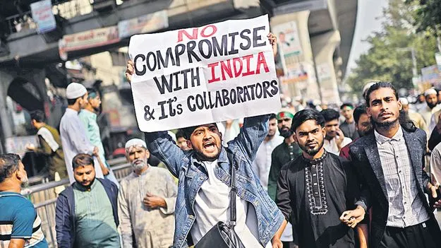 Bangladesh unrest:  బంగ్లాదేశ్‌ మళ్లీ అగ్నిగుండంవిద్యార్థి నాయకుడు హాదీ హత్యతో తీవ్ర ఉద్రిక్తతలు