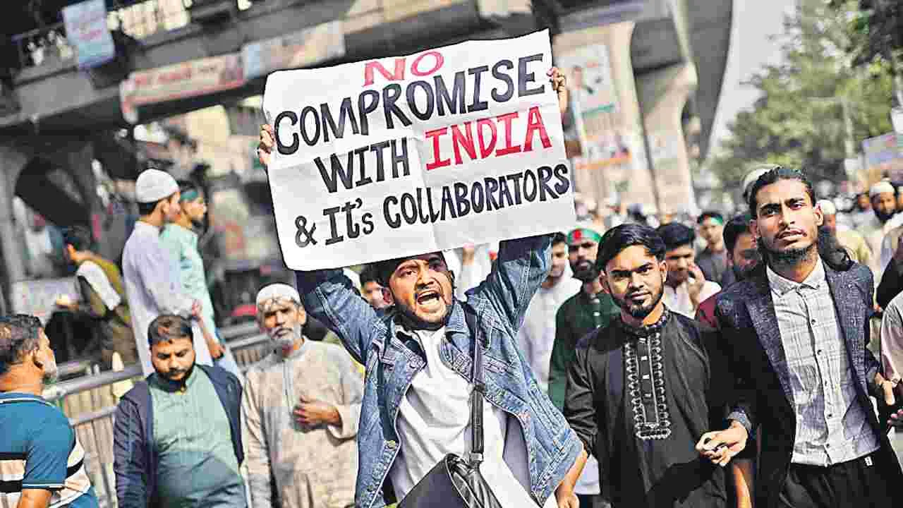 Bangladesh unrest:  బంగ్లాదేశ్‌ మళ్లీ అగ్నిగుండంవిద్యార్థి నాయకుడు హాదీ హత్యతో తీవ్ర ఉద్రిక్తతలు