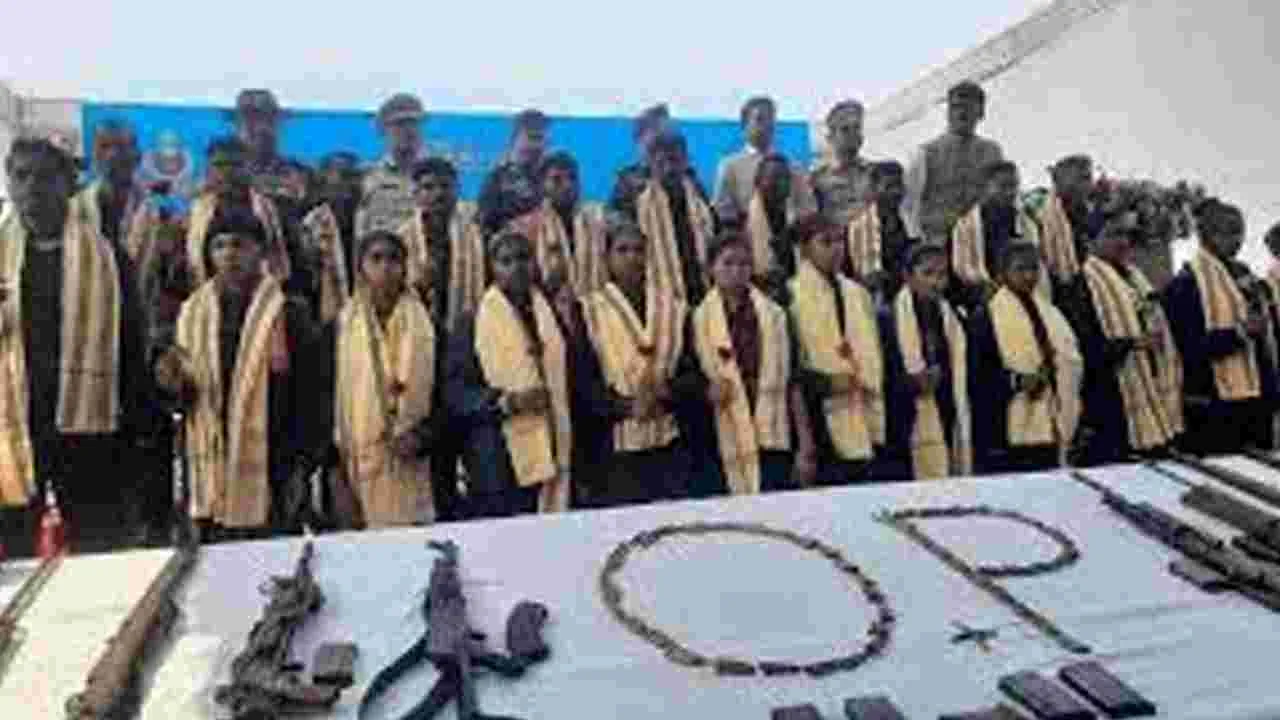 22 Maoists Surrender in Odisha: 22 మంది మావోయిస్టుల లొంగుబాటు
