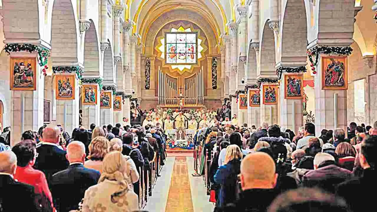 Christmas Celebrations: ప్రపంచవ్యాప్తంగా ఘనంగా క్రిస్మస్‌ వేడుకలు