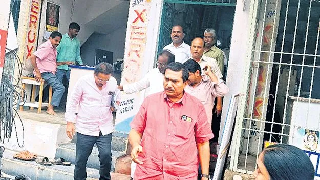 Sub Registrar Anand Reddy: మంత్రి చెబితే మాకేంటి!