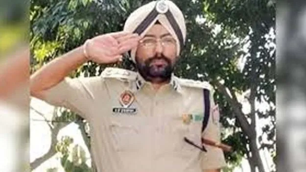 Former IPS Officer: సైబర్‌ నేరగాళ్ల చేతిలో మోసపోయిన మాజీ ఐపీఎస్‌ ఆత్మహత్య