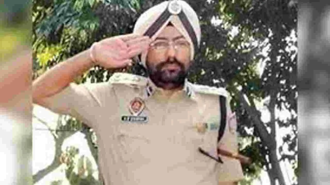 Former IPS Officer: సైబర్‌ నేరగాళ్ల చేతిలో మోసపోయిన మాజీ ఐపీఎస్‌ ఆత్మహత్య