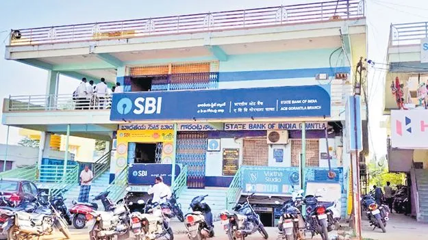 Fake Gold Loan Racket Busted by Alert Bankers: బ్యాంకర్లనే బురిడీ కొట్టిద్దామని..