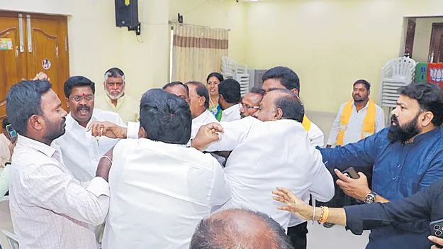 BJP Leaders Clash: నల్లగొండలో కమలనాథుల డిష్యుం..డిష్యుం