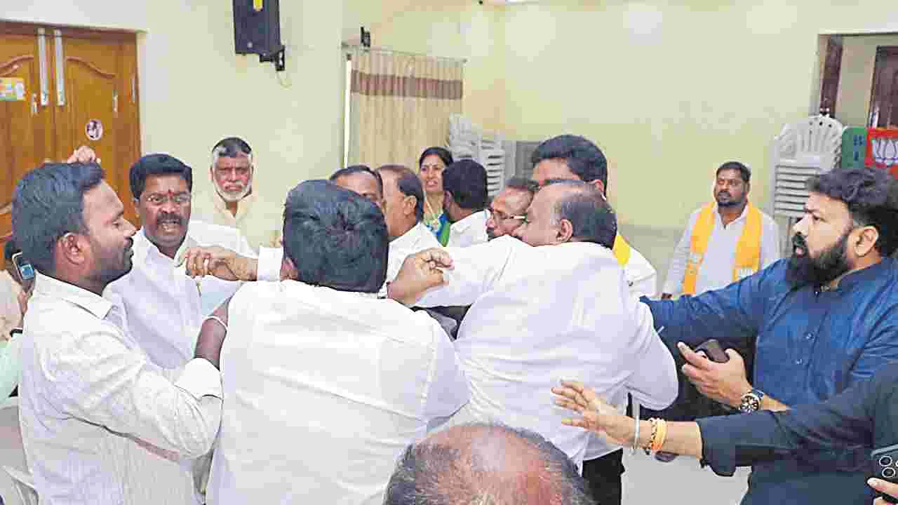 BJP Leaders Clash: నల్లగొండలో కమలనాథుల డిష్యుం..డిష్యుం