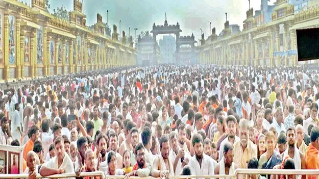 శ్రీమఠానికి పోటెత్తిన భక్తులు
