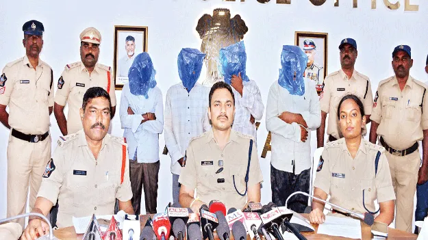 హత్య కేసులో నిందితుల అరెస్టు 