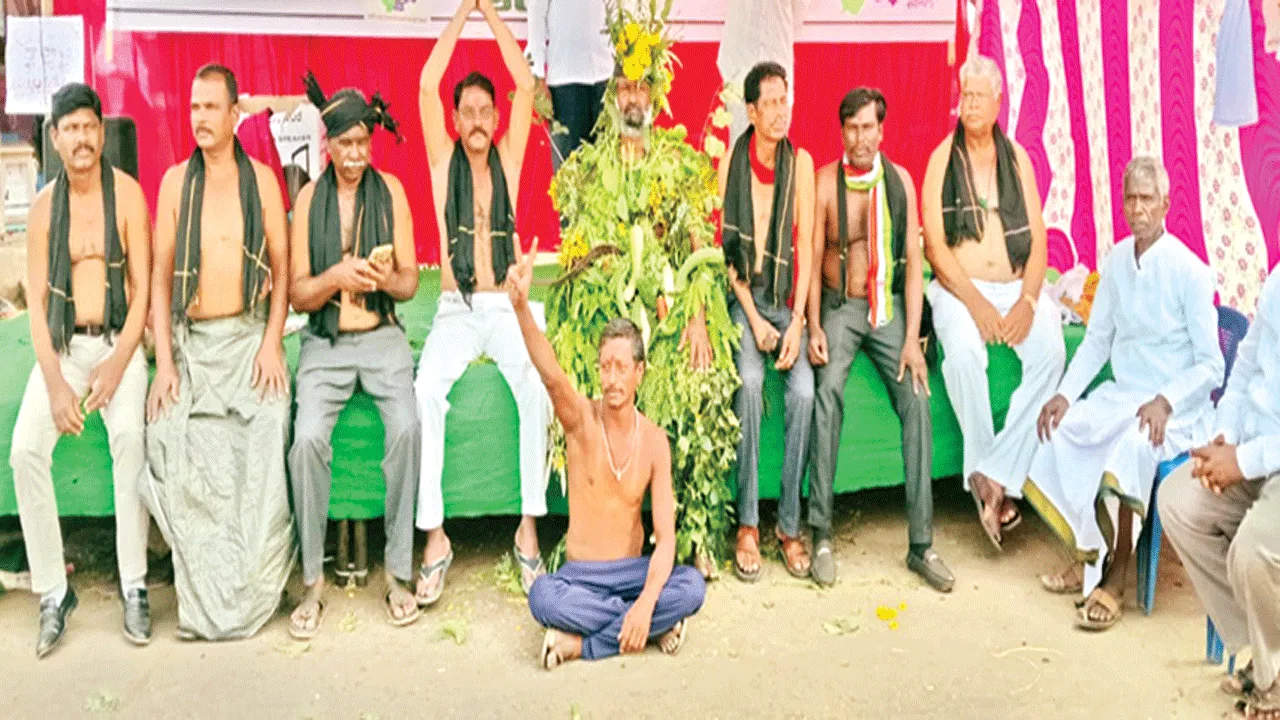 ఆదోని జిల్లా కోసం విచిత్ర వేషధారణలో సామాజిక కార్యకర్త