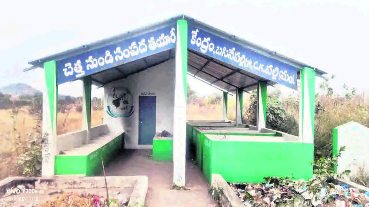 GARBAGE: గ్రామాల వీధుల్లో పేరుకుపోతున్న చెత్త