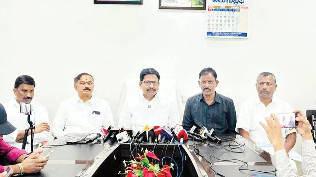 రాజకీయాలకు అతీతంగా గ్రామాలకు నిధులు