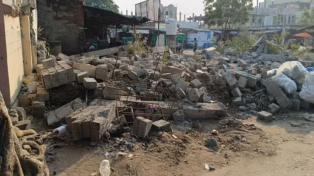 మార్కెట్‌లో షెడ్ల కూల్చివేతలు షురూ..