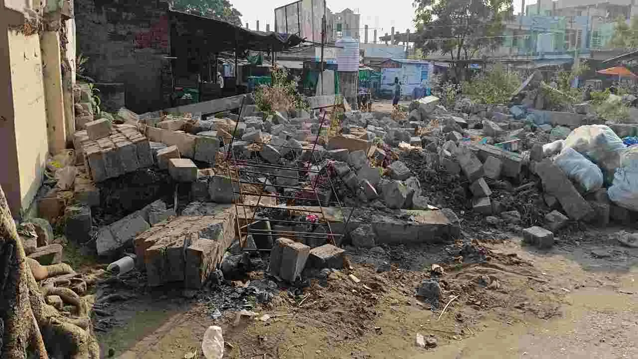 మార్కెట్‌లో షెడ్ల కూల్చివేతలు షురూ..