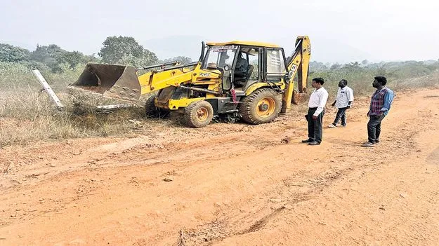 ప్రభుత్వ భూమిలో ఆక్రమణలు తొలగింపు