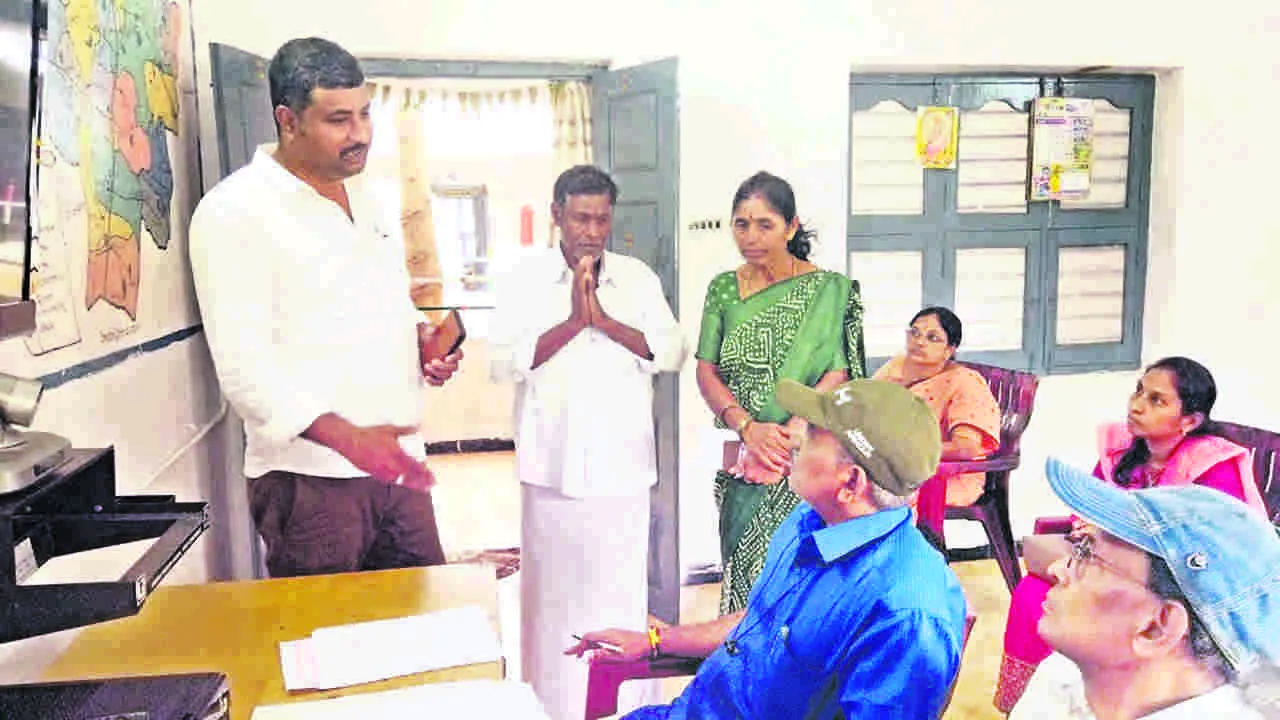 వీఆర్వో మోసం చేశాడని రైతు ఫిర్యాదు