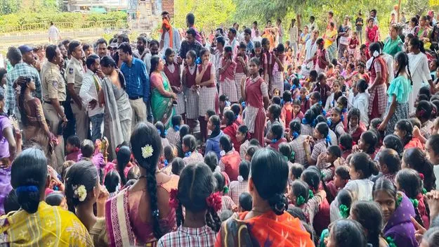 kumaram bheem asifabad- రోడ్డెక్కిన కేజీబీవీ విద్యార్థినులు