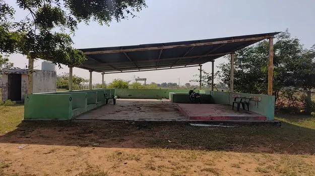 పేకాట నిలయాలుగా సెగ్రిగేషన్‌ షెడ్లు....!