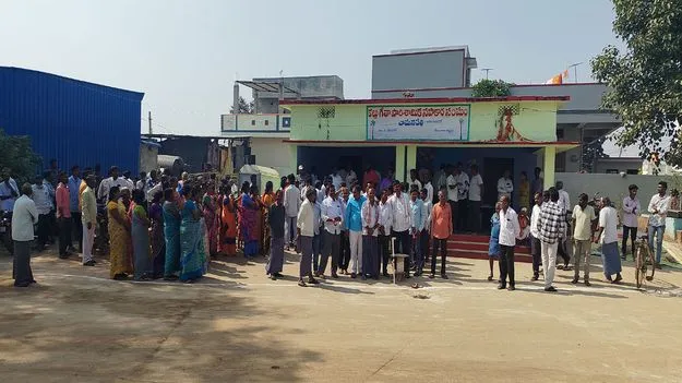 రెండో రోజు నామినేషన్ల జోరు 