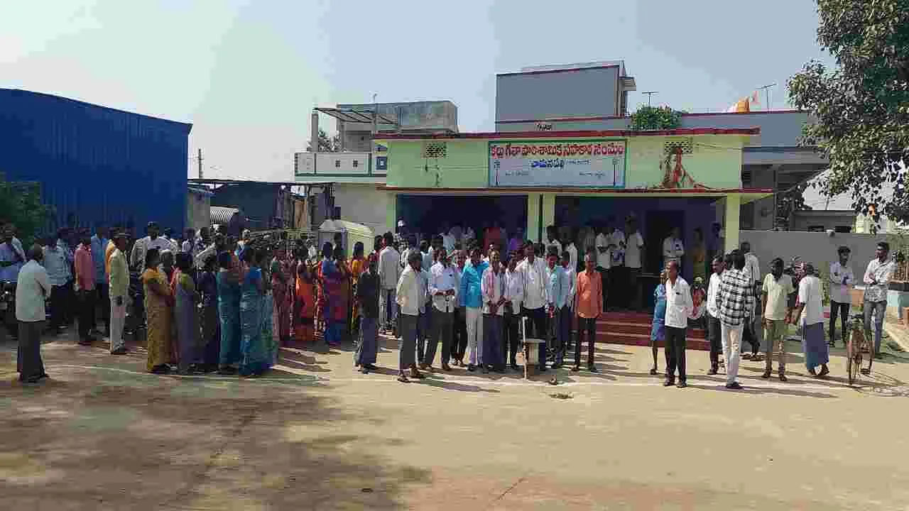 రెండో రోజు నామినేషన్ల జోరు 