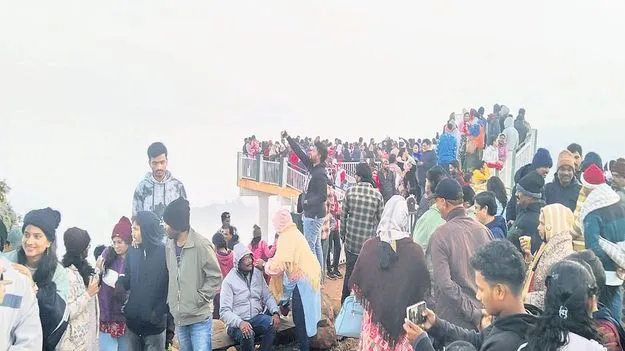 మన్యంలో పర్యాటకుల సందడి 