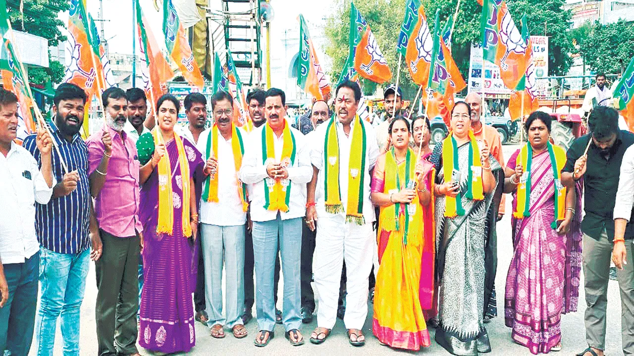 హిందువులకు సీఎం క్షమాపణ చెప్పాలి