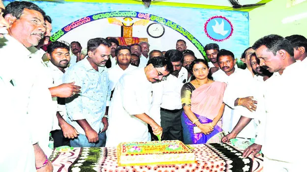MLA AMILINENI: క్రైస్తవులకు ముందస్తు క్రిస్మస్‌ శుభాకాంక్షలు