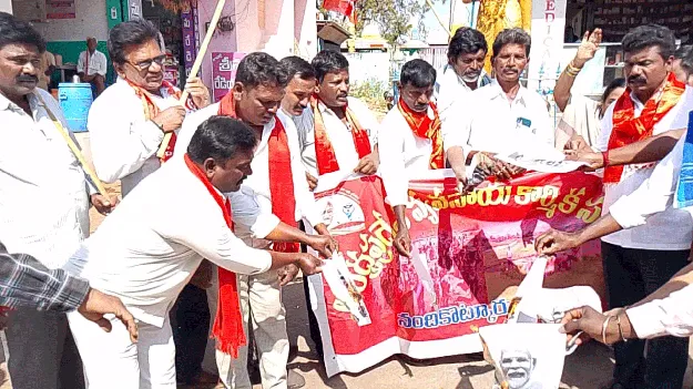 ‘ఉపాధి’ని నిర్వీర్యం చేసేందుకు కుట్ర