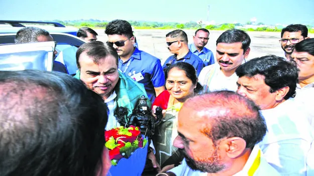 MINISTER: కేంద్ర మంత్రికి ఘన స్వాగతం