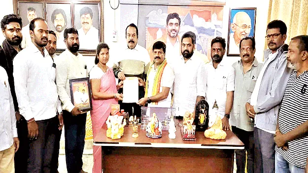 కార్యకర్తలకు అండగా టీడీపీ