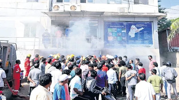 కమర్షియల్‌ కాంప్లెక్స్‌లో అగ్నిప్రమాదం