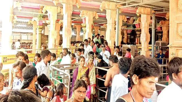 ఉరుకుంద క్షేత్రానికి పోటెత్తిన భక్తులు