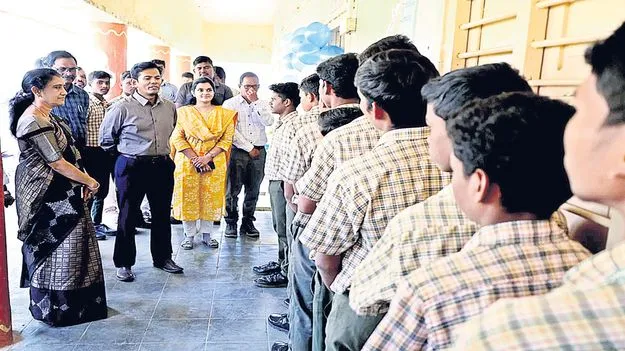 విద్యార్థులకు ‘ముస్తాబు’ 