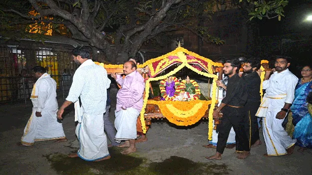 స్వామి, అమ్మవార్లకు ప్రత్యేక పూజలు