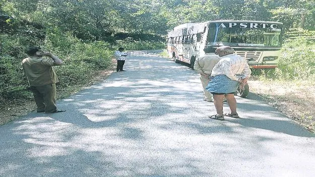 మొరాయించిన రెండు ఆర్టీసీ బస్సులు