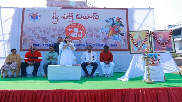 మహిళలు ధైర్యంగా ముందుకు సాగాలి