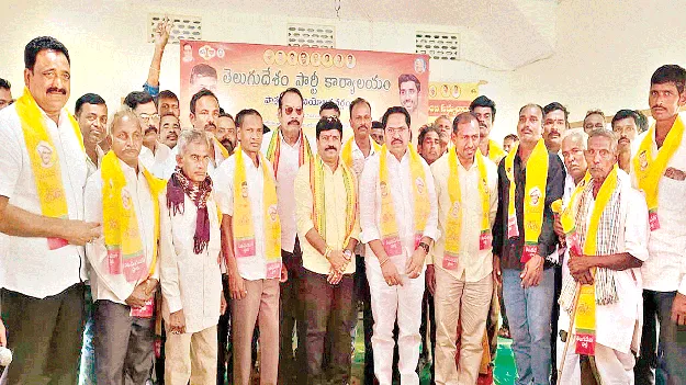 టీడీపీలో చేరిన 2,725 వైసీపీ కుటుంబాలు