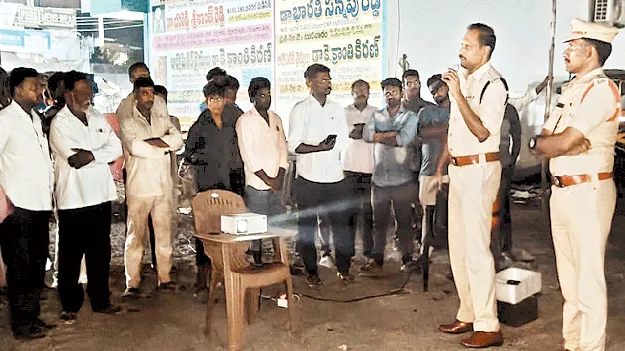 సైబర్‌ నేరాలపై అప్రమత్తంగా ఉండాలి: డీఎస్పీ 