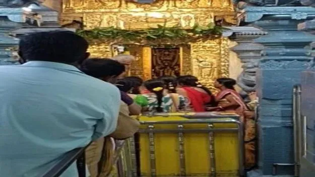 సెల్‌ఫోన్‌తో దర్జాగా చినవెంకన్న ఆలయంలోకి..
