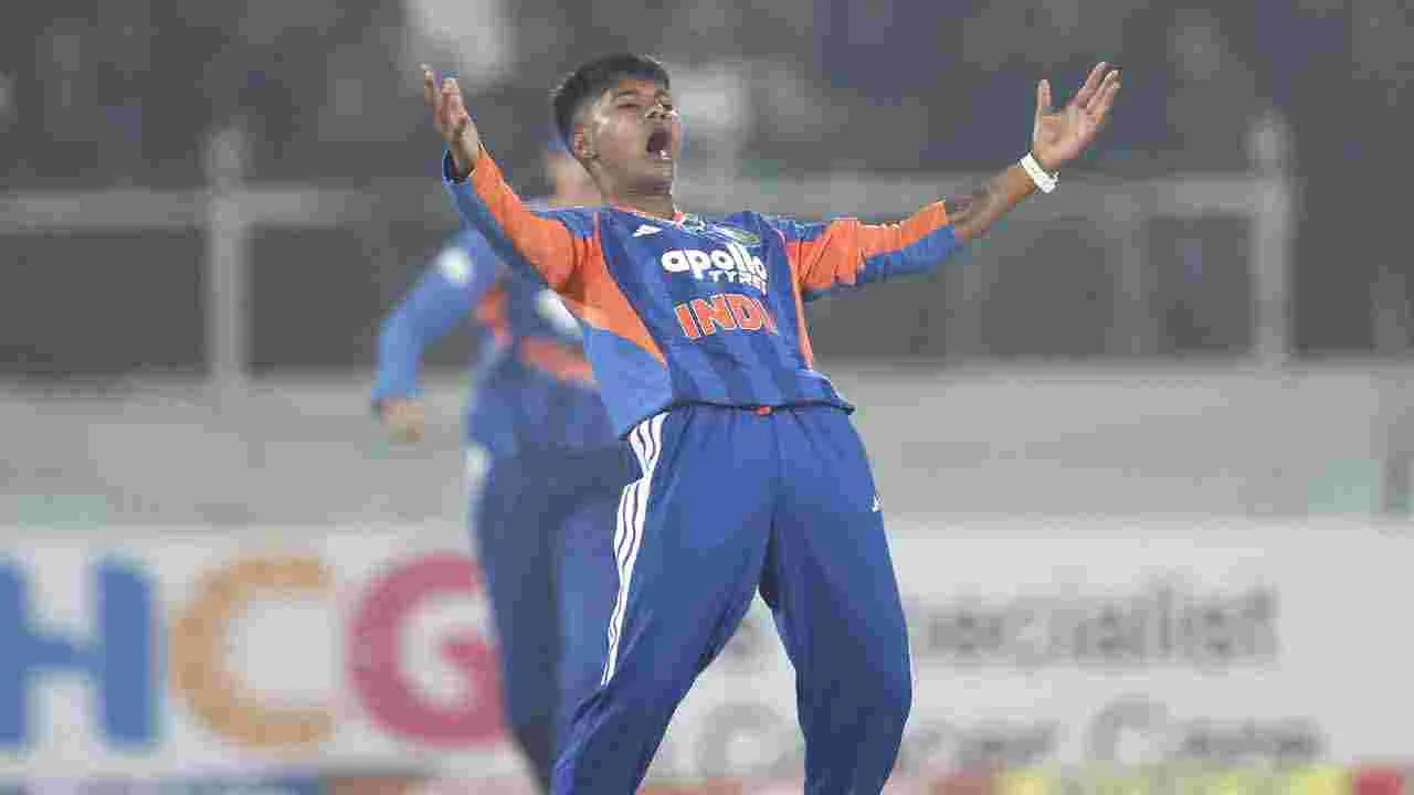 SLW vs INDW: తడబడ్డ శ్రీలంక బ్యాటర్లు.. భారత్ టార్గెట్ 122