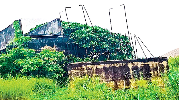 అక్విడక్ట్‌ పూర్తికాక.. సాగునీరు అందక