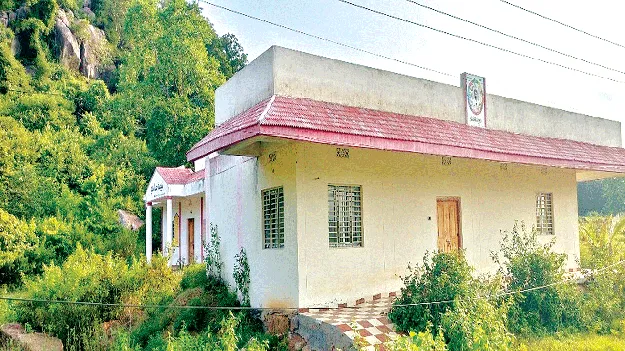 బిల్లులు కాక.. భవనాలు అప్పగించక