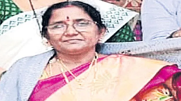 ఆర్టీసీ బస్సు నుంచి జారిపడి  ప్రధానోపాధ్యాయురాలి మృతి