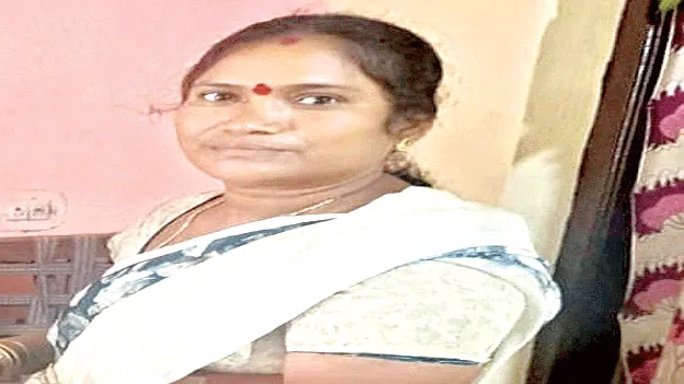 ఇసుక ట్రాక్టర్‌ ఢీకొని మహిళ మృతి