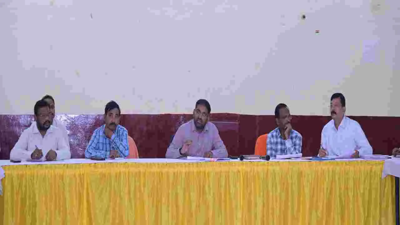 నిర్ణీత సమయంలో పనులు పూర్తి చేయాలి