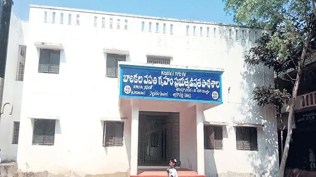 నిర్మించారు.. వదిలేశారు!