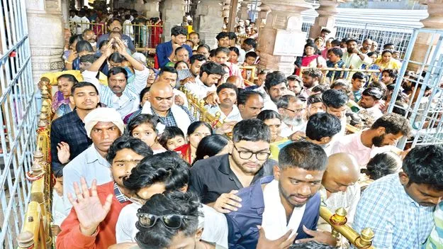 శ్రీశైలంలో భక్తుల సందడి